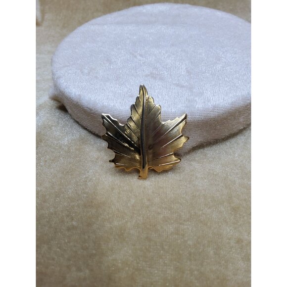 Vintage Goldtone Canadian Maple Leaf Brooch, 1.5" x 1.36" - Picture 3 of 5